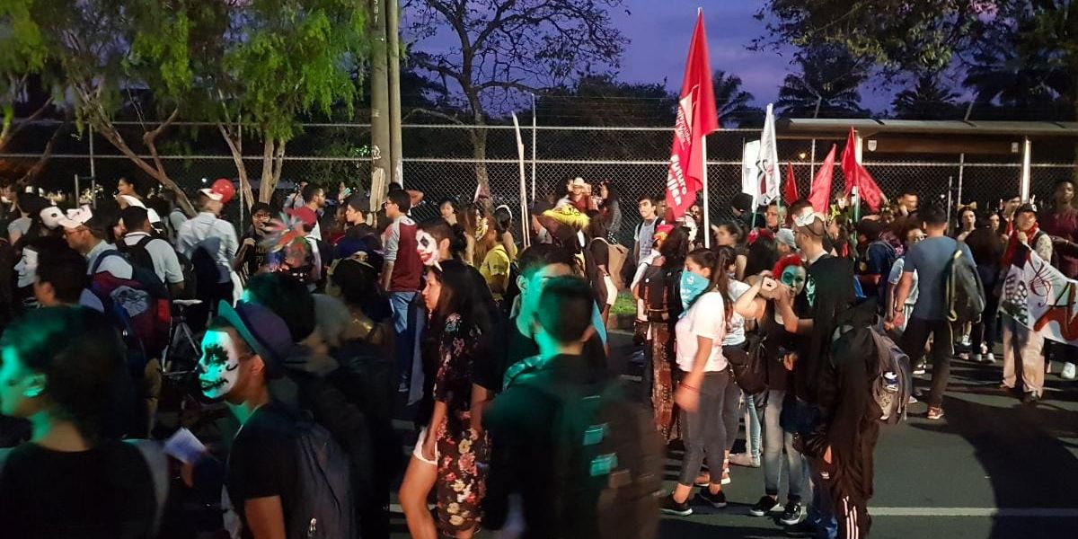 Disfrazados, marcharon estudiantes en Cali: rechazan acuerdo de rectores y Gobierno   