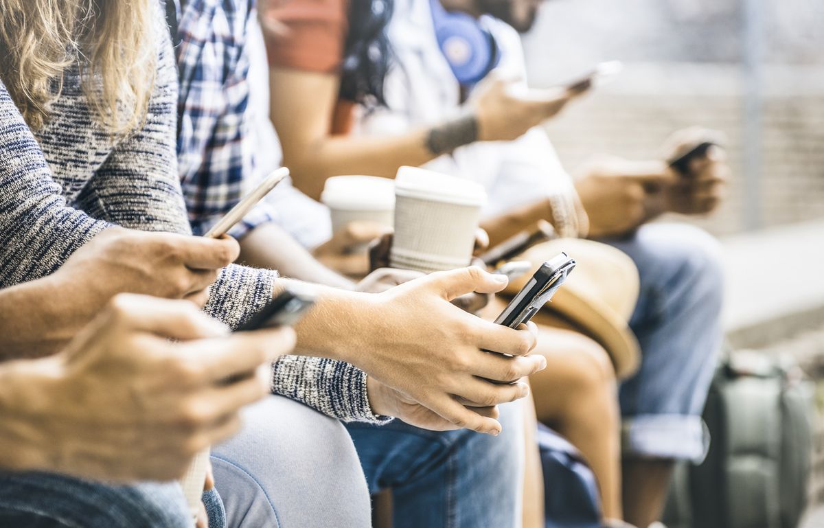 El celular, la forma de escapar de una conversación del 75% de los colombianos