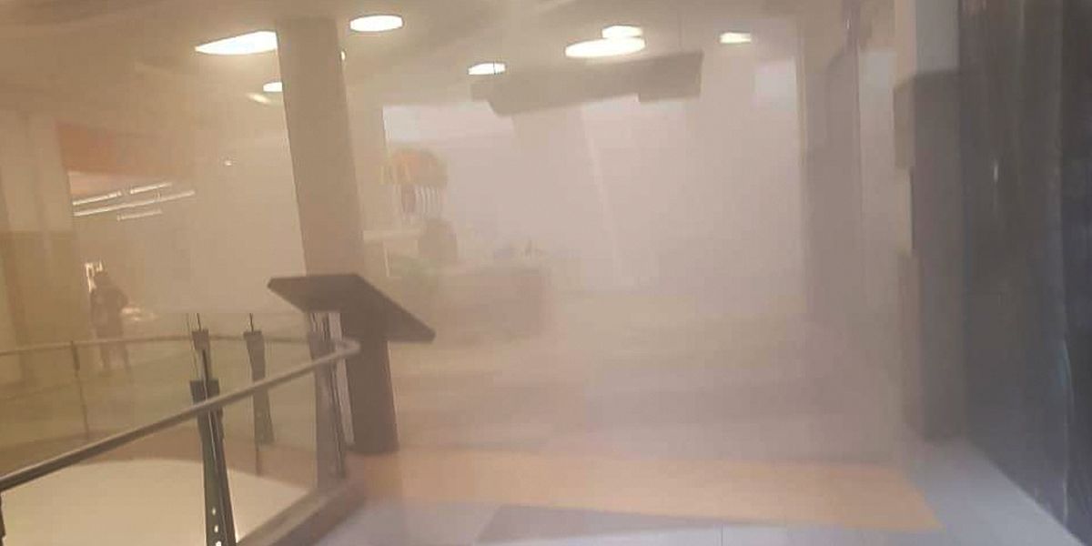 Evacúan centro comercial Plaza Central por incendio