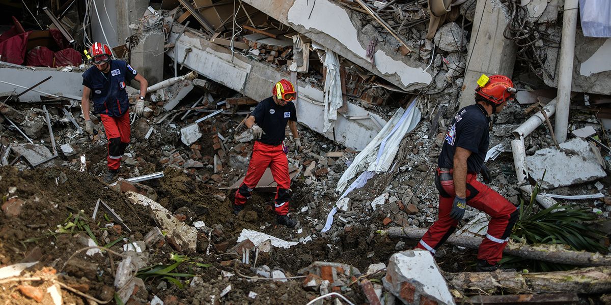 Ascienden a 1.424 los muertos por el sismo y tsunami en Indonesia