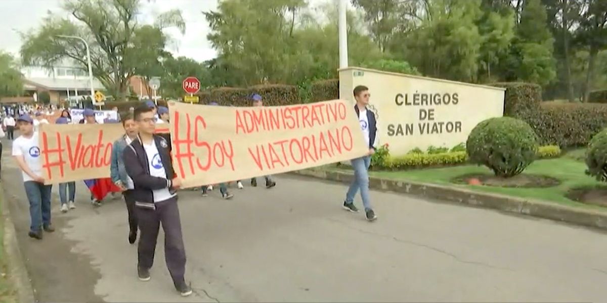 Plantón pacífico frente al colegio San Viator por denuncias de abuso sexual