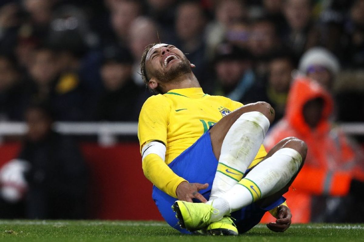En video: Neymar se lesionó a solo 5 minutos de empezar el partido Brasil-Camerún