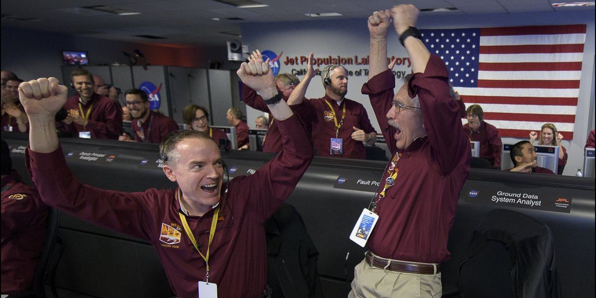 El divertido festejo del equipo de la NASA tras aterrizaje de la sonda estadounidense InSight