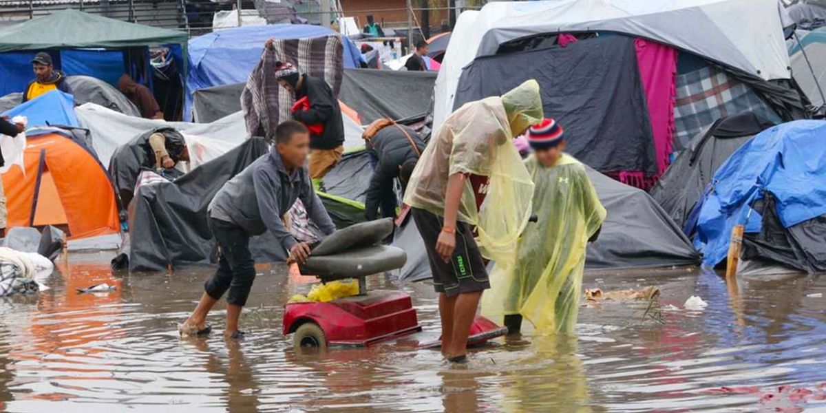 Por fuertes lluvias se inundan refugios de migrantes centroamericanos en Tijuana