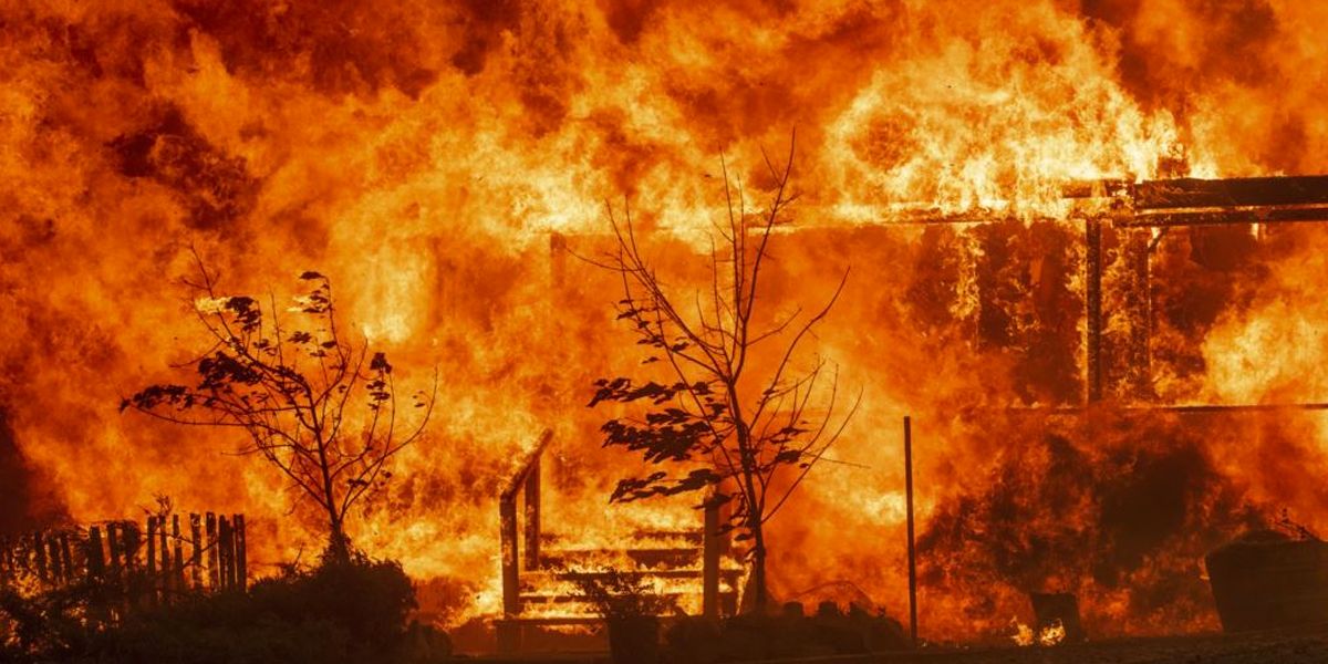 Aumentan a 30.000 los evacuados por devastador incendio en el norte California
