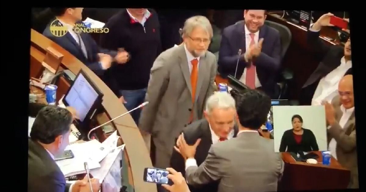 Reacciones en redes tras el “juego de confianza” de Mockus con Uribe y senador de la izquierda