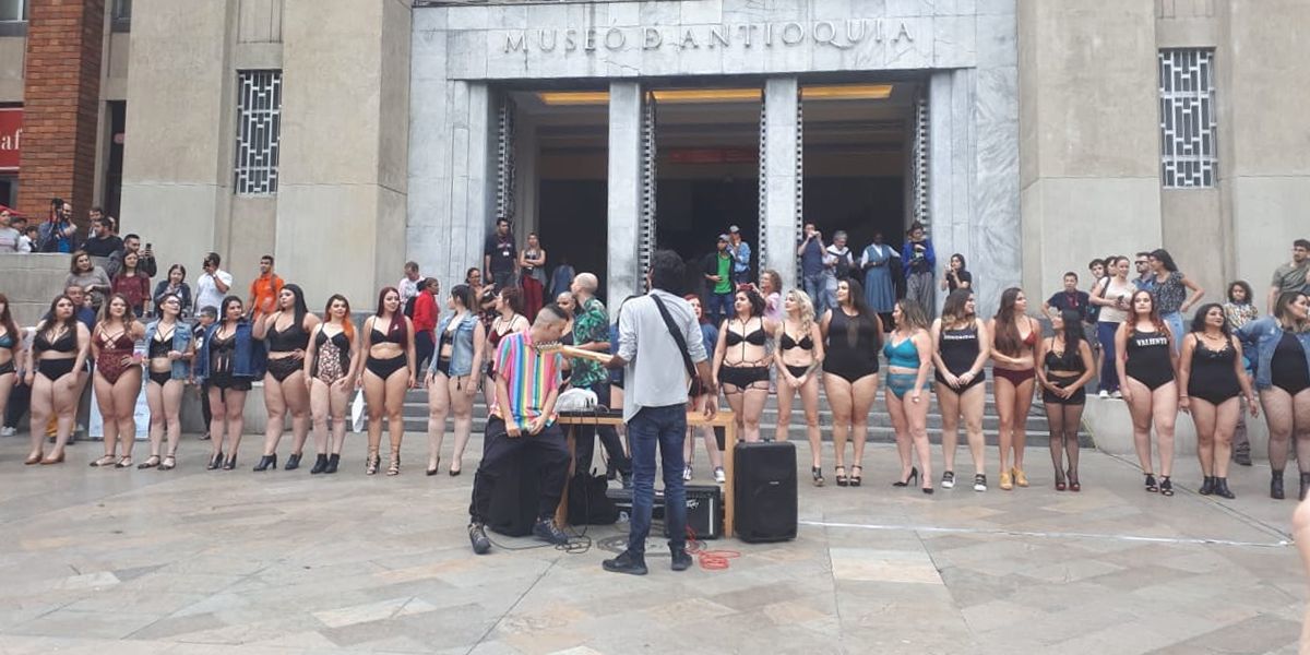 Desfile de ropa interior en Plaza Botero de Medellín rompe estereotipos