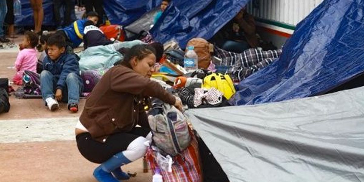 Migrantes centroamericanos acampan en El Chaparral, paso fronterizo entre México y EE. UU.
