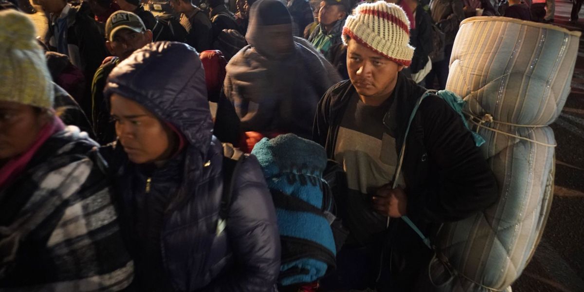 Caravana de migrantes se reagrupa en Tijuana, México