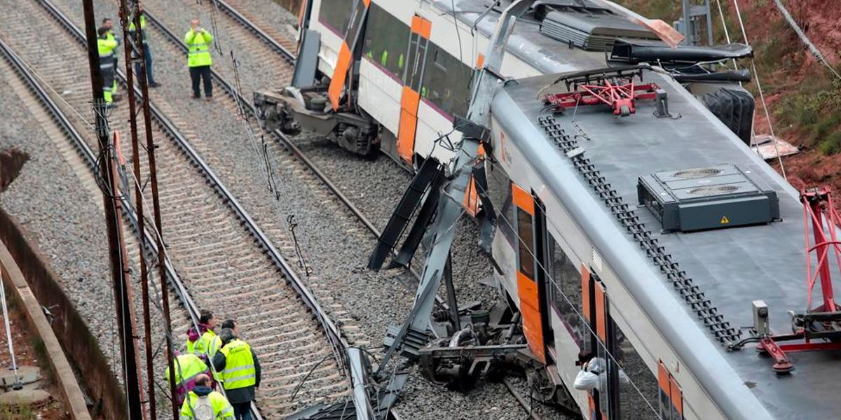 Una persona murió y 49 resultaron heridas en el descarrilamiento de tren en España
