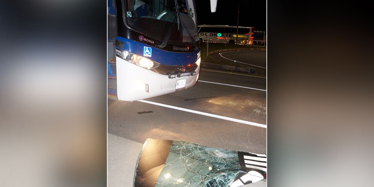 Tres buses con universitarios que viajan a Bogotá fueron atacados con piedras en Antioquia