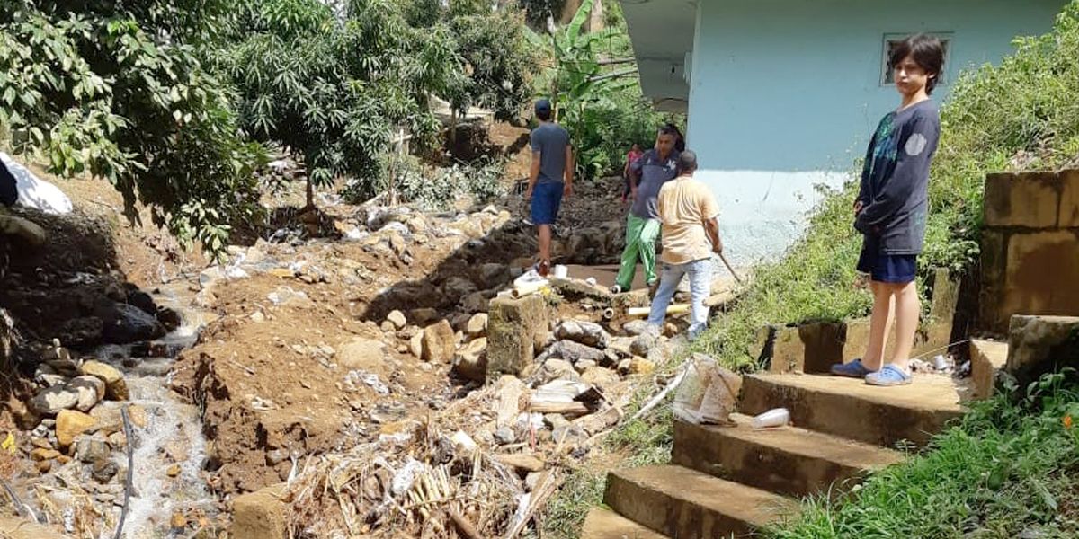 Desbordamiento de quebrada Pachelly desata grave emergencia en Bello, Antioquia