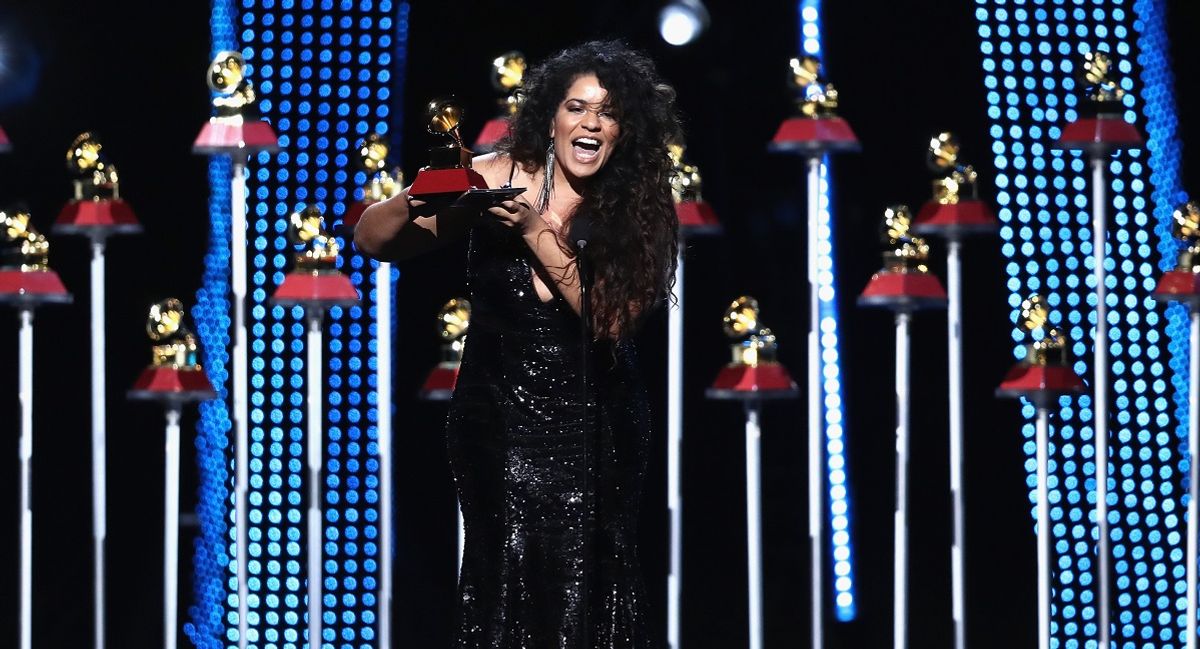 El polémico mensaje de una cantante brasileña al recibir un Grammy Latino