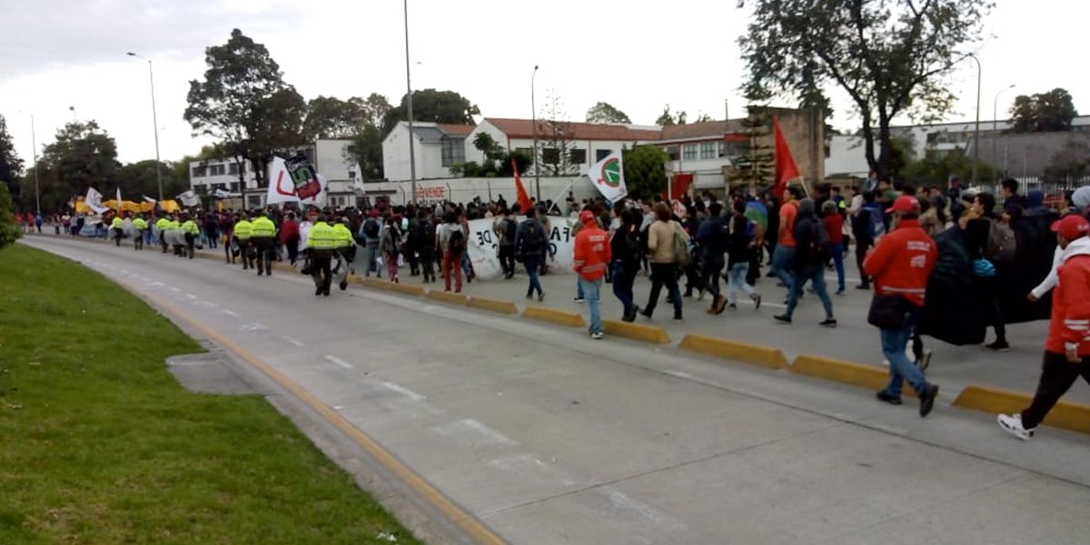 Estudiantes madrugaron a marchar en Bogotá