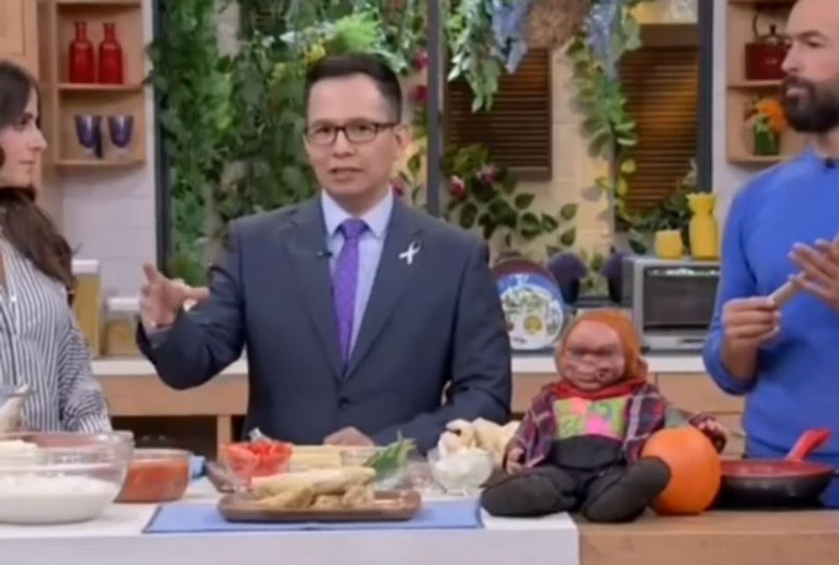 Tenebroso muñeco se mueve durante una transmisión en vivo y causa terror en el set