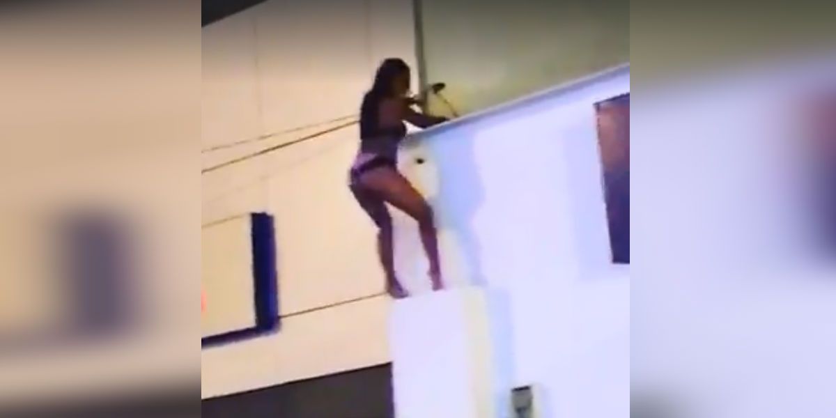 El peligroso ‘streptease’ de una mujer sobre un techo de un establecimiento público