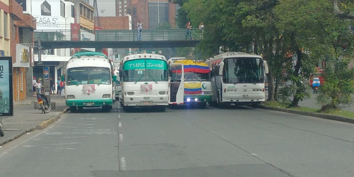 Conductores de transporte especial protestan por chatarrización en Cali