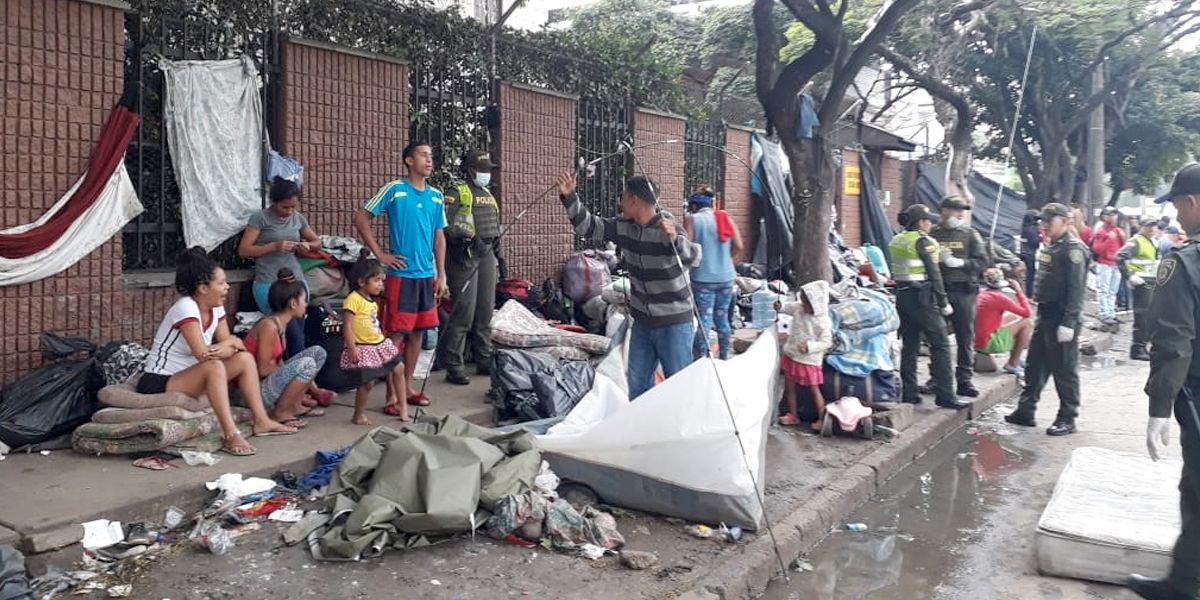 Autoridades intervienen campamento de migrantes venezolanos en Cali