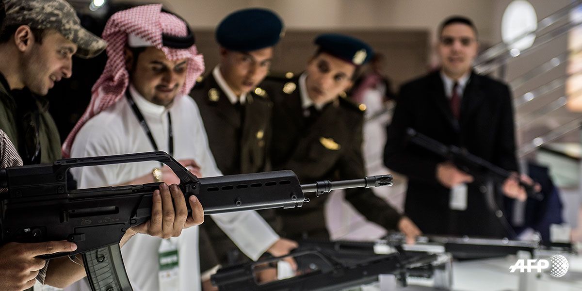 EGIPTO-DEFENSA-EHXIBICION Un visitante apunta con un arma al puesto de Arabia Saudita durante la primera Exposición de Defensa de Servicio de Egipto en El Cairo el 3 de diciembre de 2018, en el Centro Internacional de Exposiciones. Khaled DESOUKI / AFP