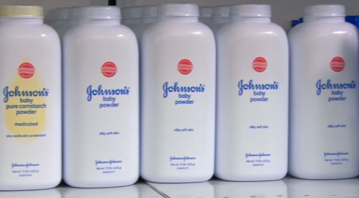 Talcos para bebé de Johnson y Johnson son cancerígenos, según investigación