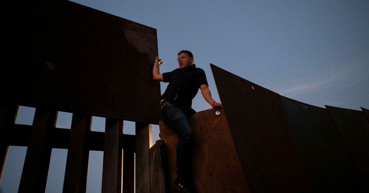 Migrantes centroamericanos intentaron trepar muro fronterizo que divide EUA y México