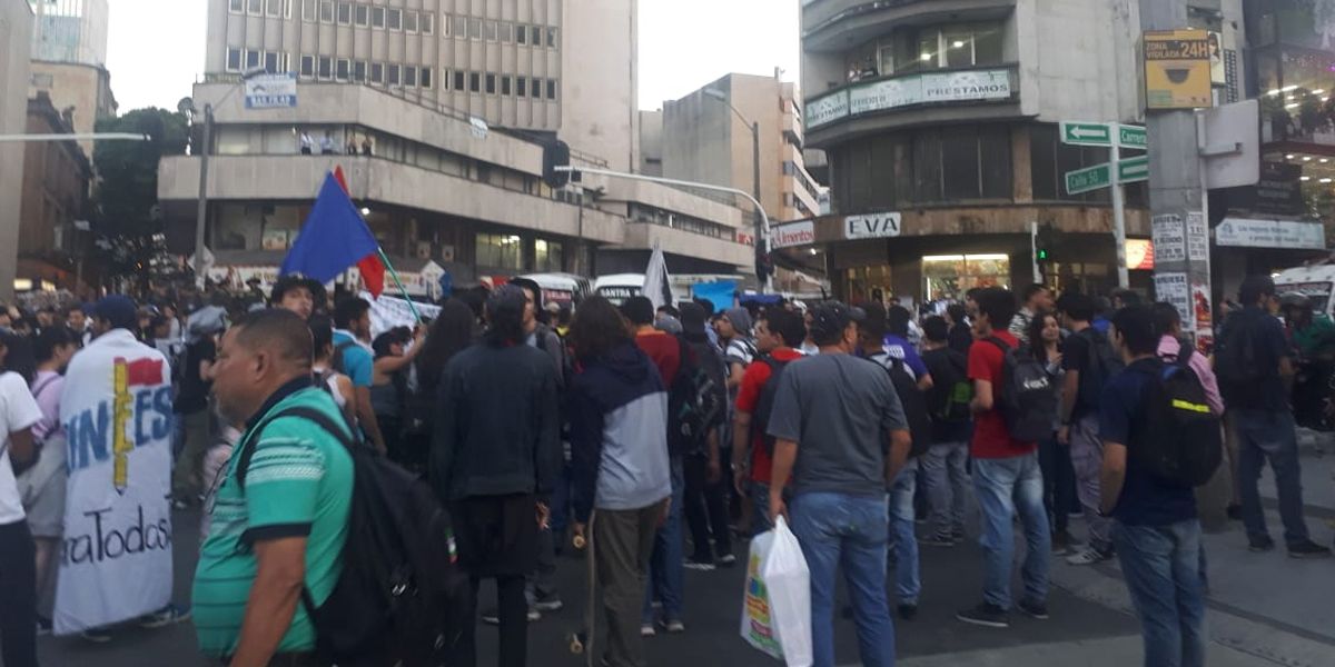 Con bloqueos de vías céntricas de Medellín se realizaron concentraciones de estudiantes