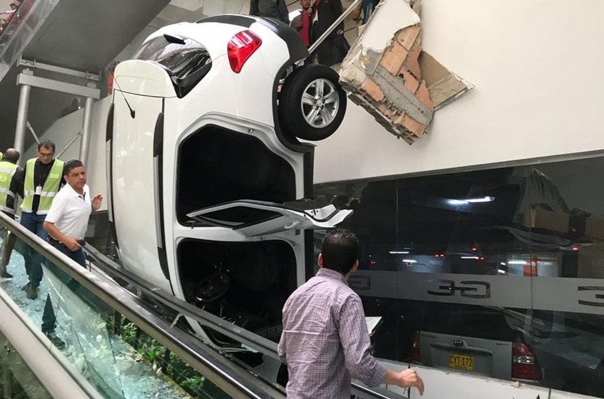 En el Centro Comercial Gran Estación un vehículo cayó de un piso al otro