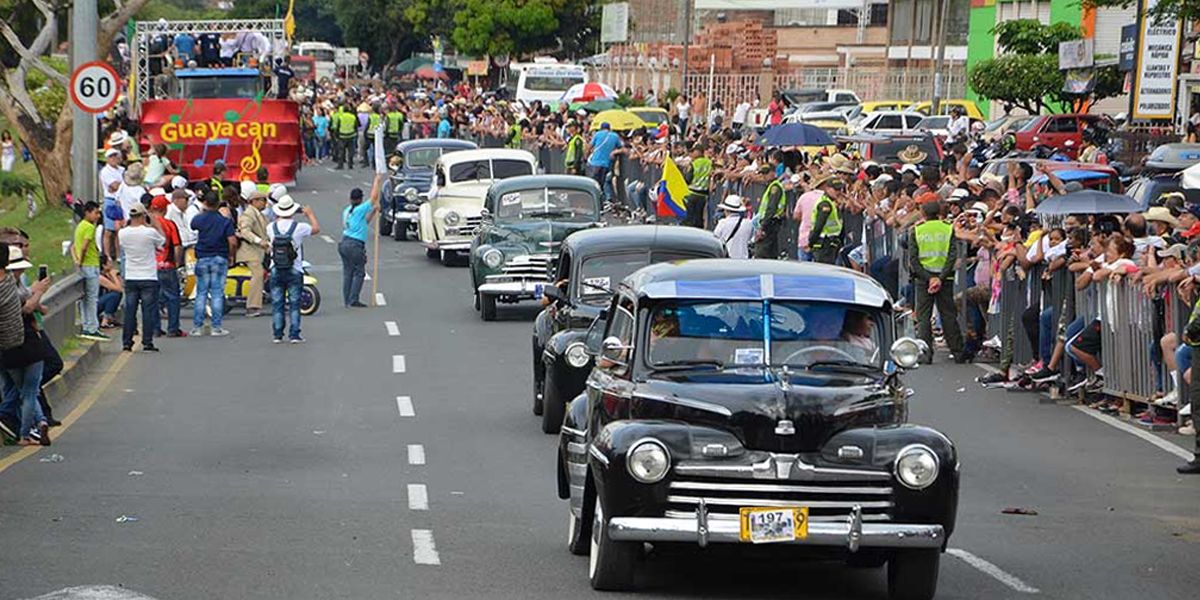 250 autos clásicos participan en el desfile de la Feria de Cali