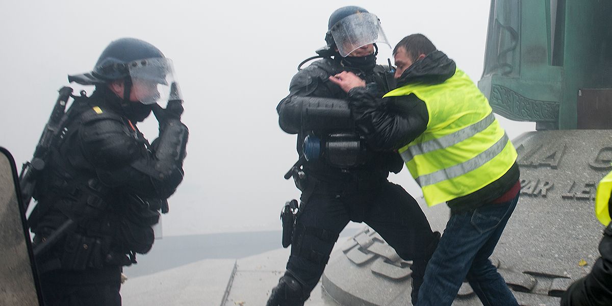 Prima extra para los agentes que frenaron las protestas de los chalecos amarillos en Francia