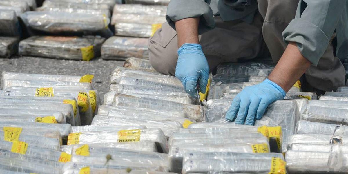 Decomisan casi una tonelada de cocaína en aguas del Caribe