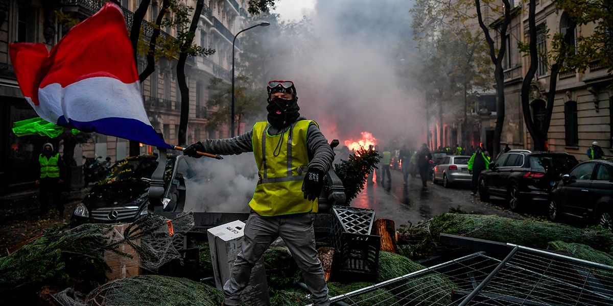 Francia suspende incremento al combustible tras protestas de ‘chalecos amarillos’