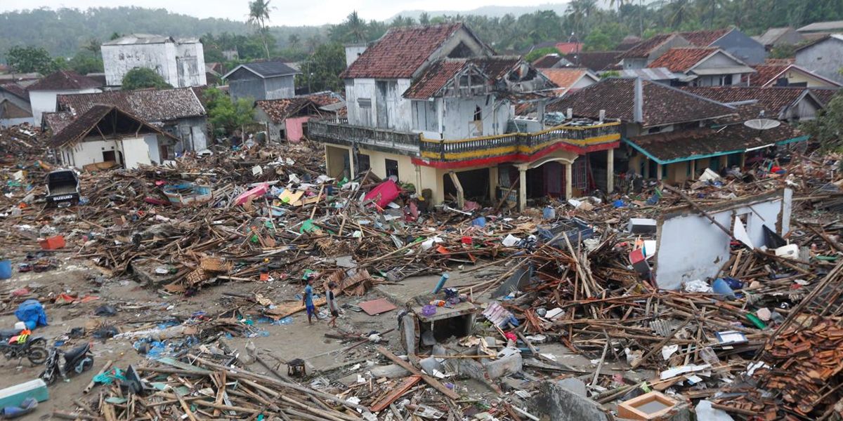 Aumenta a 437 la cifra de muertos y baja a 33.700 los afectados por tsunami en Indonesia