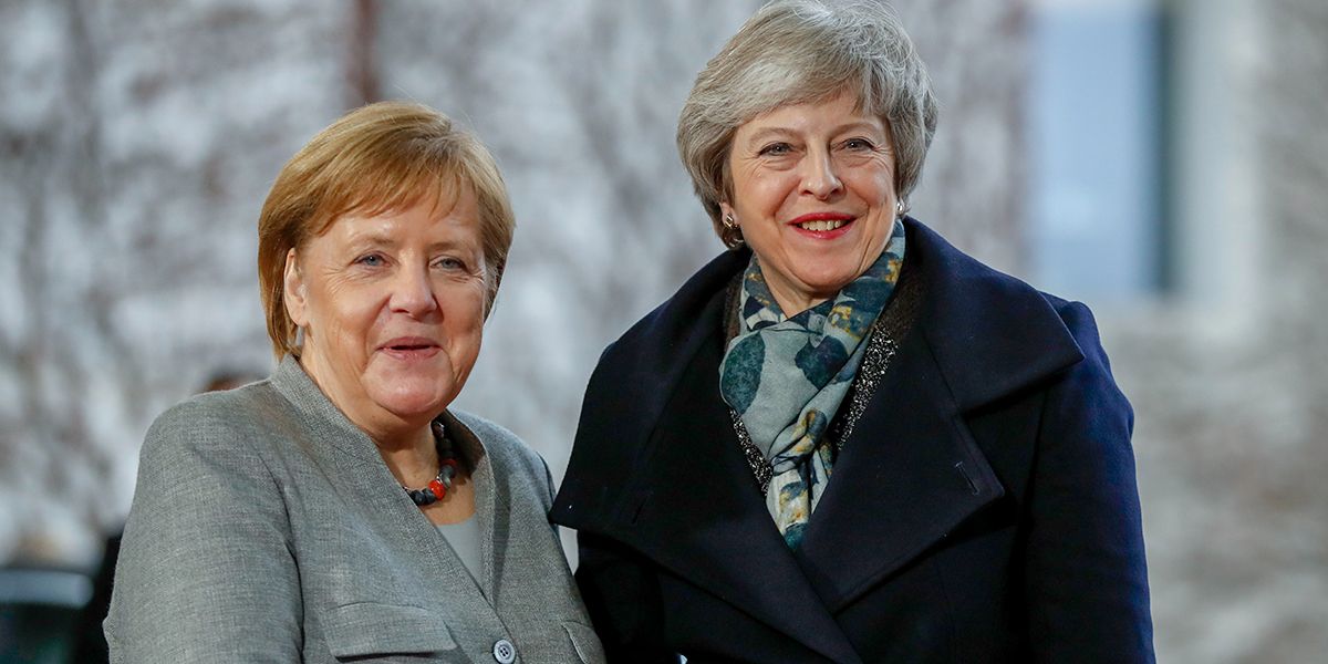 Merkel recibe a May para abordar bloqueo del Brexit en Parlamento británico