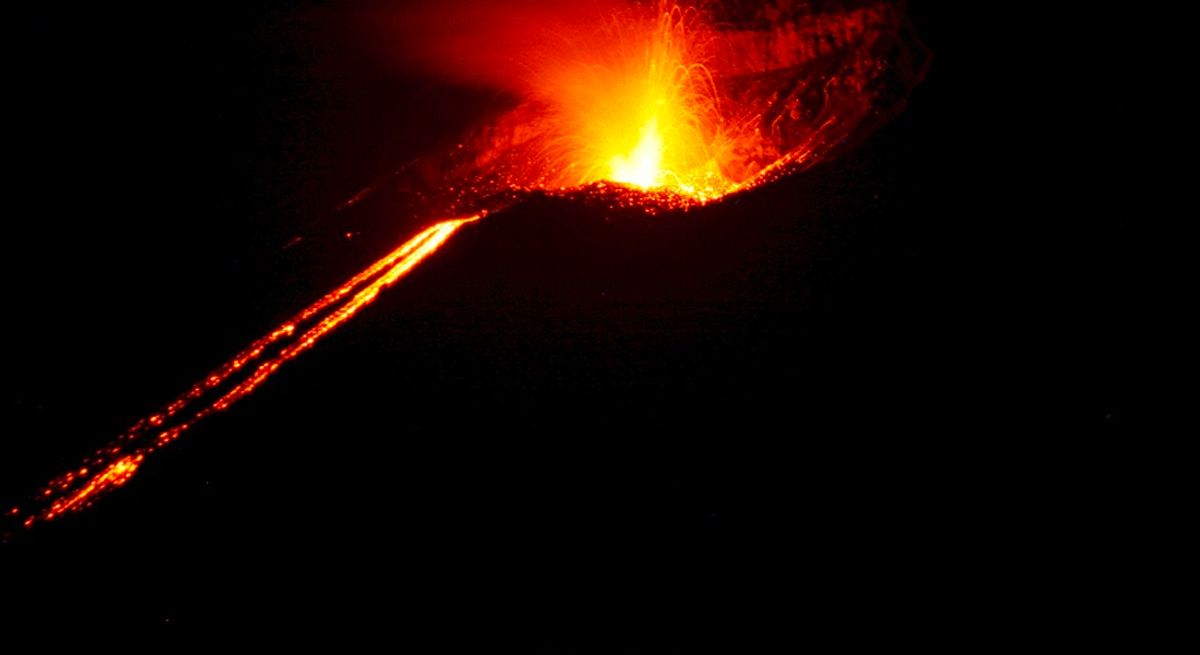 Alerta máxima por volcán Etna que entró en erupción tras una serie de sismos