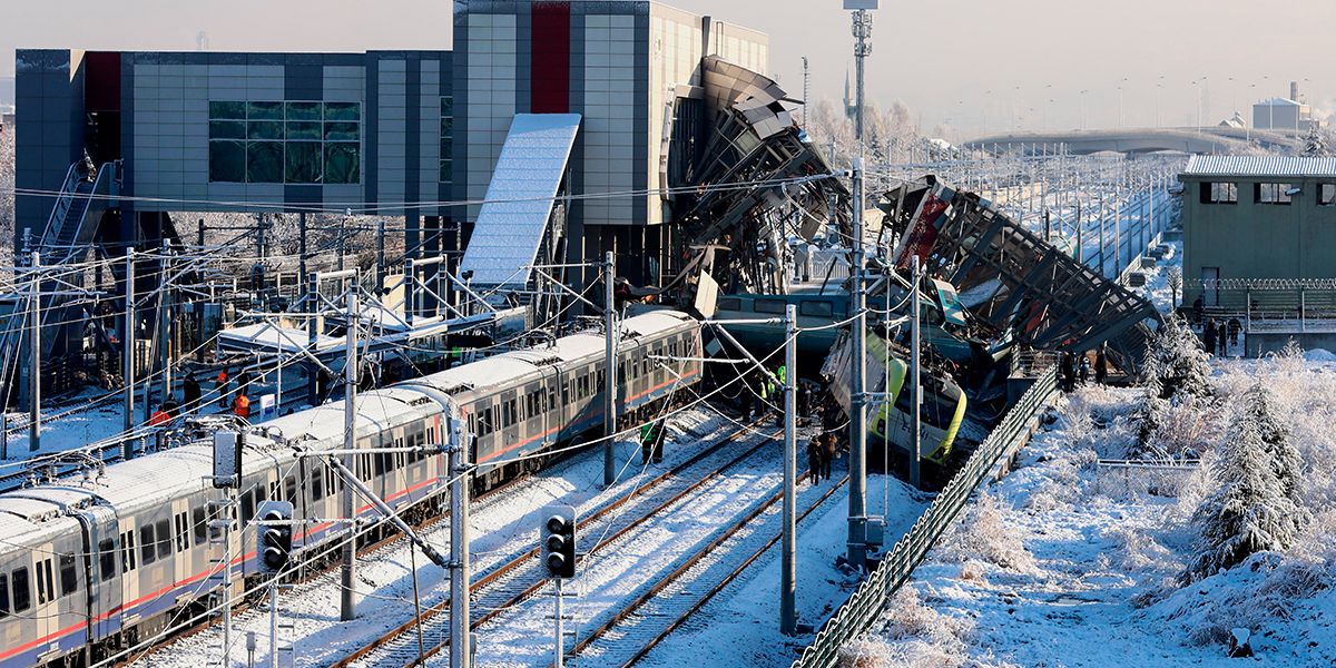 Al menos nueve muertos y 47 heridos al chocar un tren de alta velocidad en Turquía