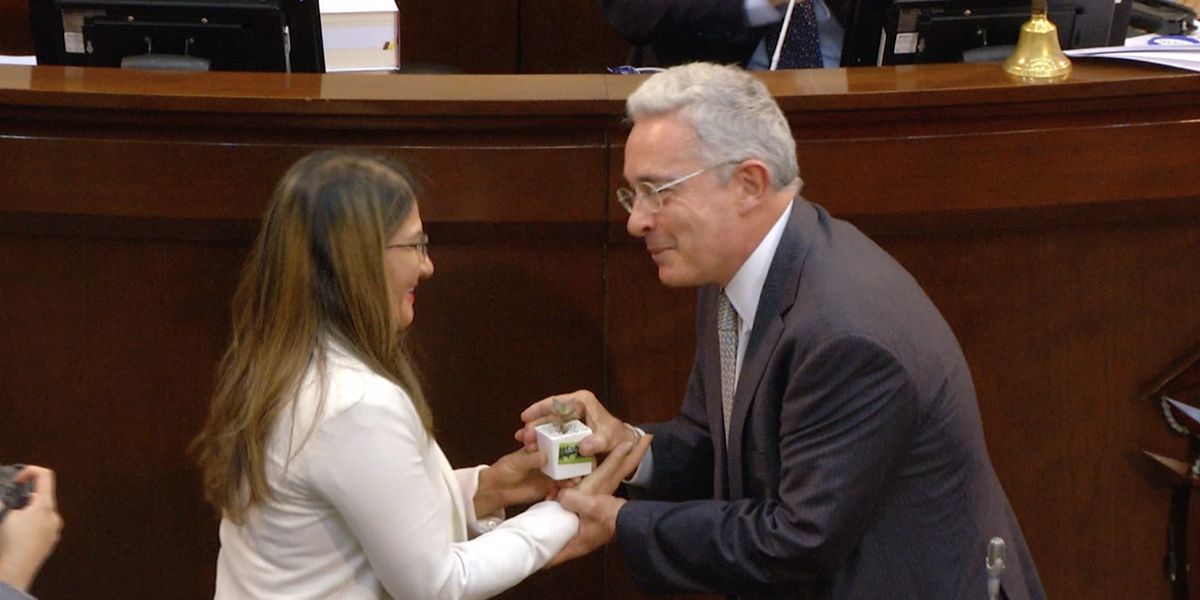 El acto de reconciliación del senador Uribe y la senadora Griselda Lobo, viuda de ‘Tirofijo’