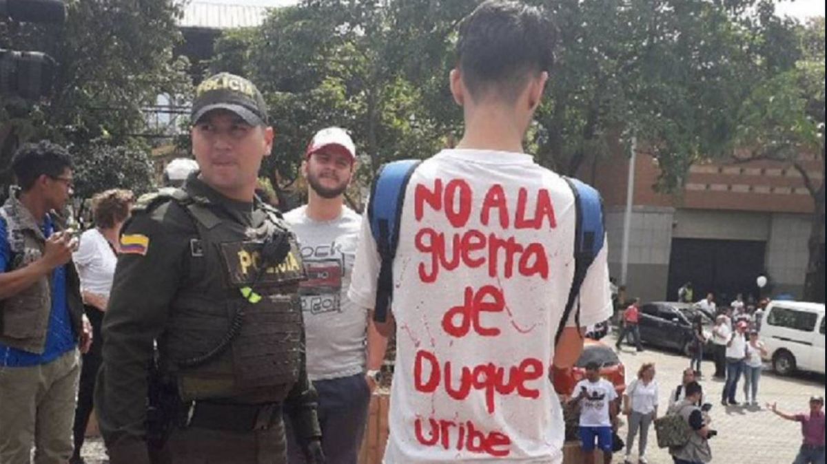 A la camiseta “No a la guerra de Duque y Uribe” le sacaron negocio y ya la venden hasta en semáforos