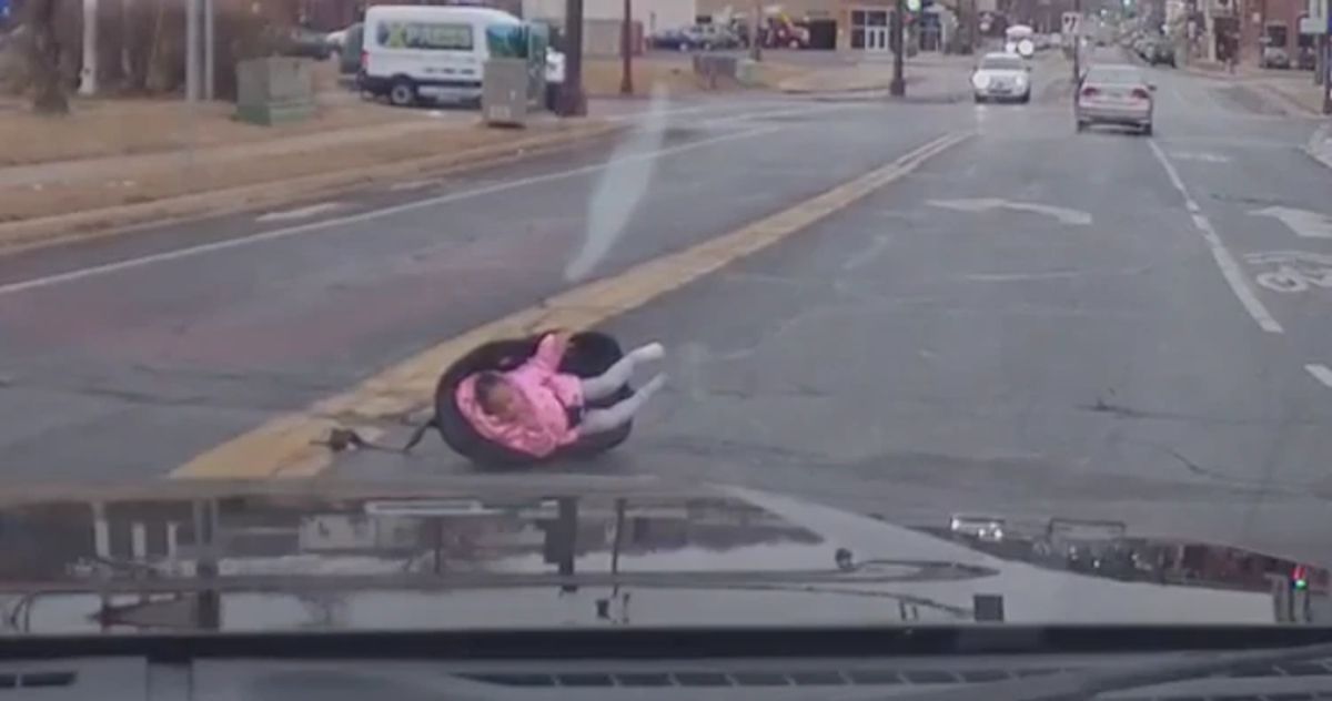 Bebé se salva de milagro luego de salir volando de un auto en movimiento