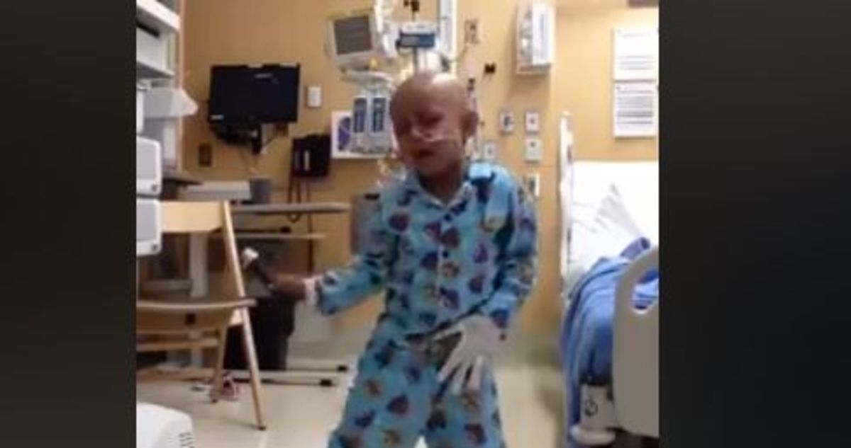 Imposible no emocionarse: venció el cáncer y lo celebró bailando como Michael Jackson