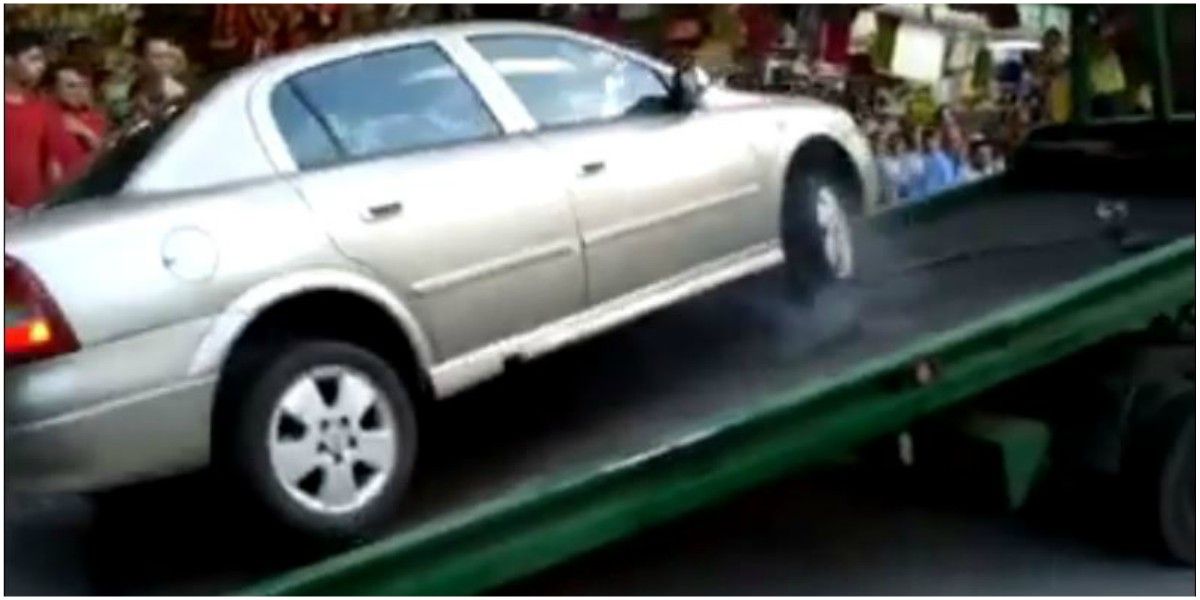 Video viral conductor medellin no dio por perdido su carro y se voló desde una grúa