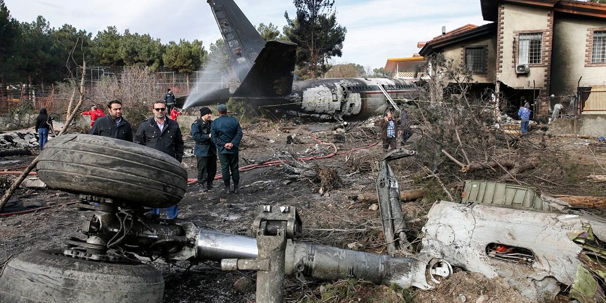 15 personas mueren al accidentarse avión de carga en Teherán