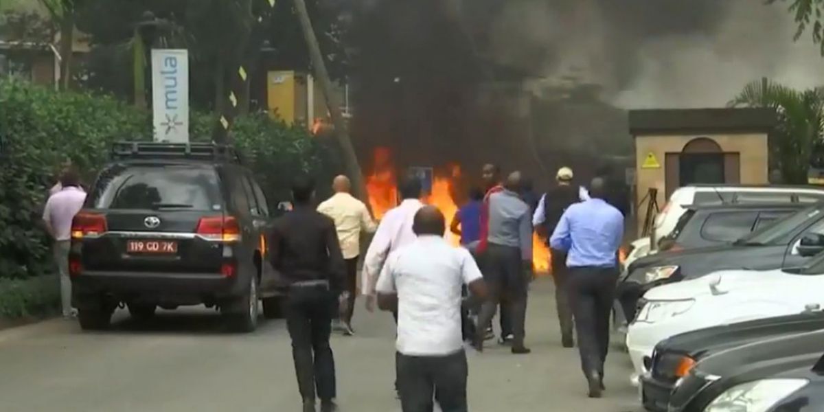 Explosión y ataque a tiros sacuden complejo hotelero de Nairobi