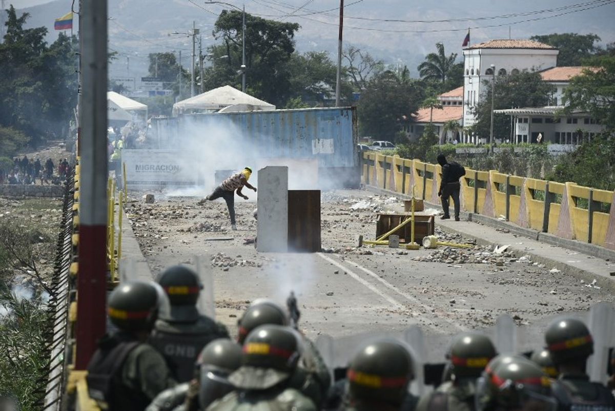 Manifestantes se enfrentan nuevamente a militares venezolanos en frontera brasileña
