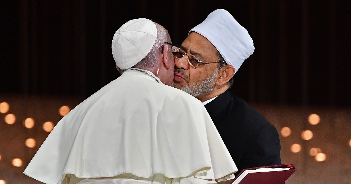 Qué hay detrás del histórico beso del papa Francisco y el gran imán de Al-Azhar