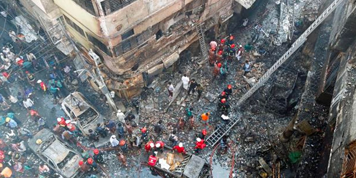 Al menos 80 muertos deja incendio en Dacca, Bangladesh