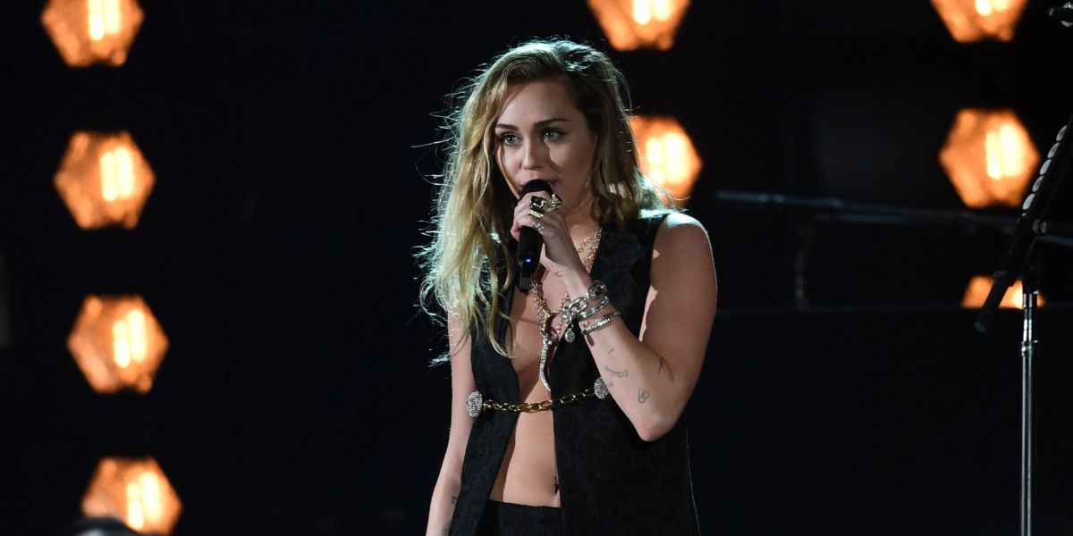 Miley Cyrus burla la censura de Instagram con un sugestivo topless