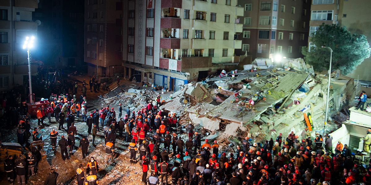 Rescatan a joven de 16 años tras 45 horas sepultado en edificio colapsado de Estambul