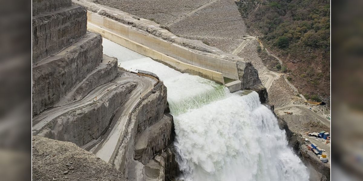 Abren cuarta compuerta en Hidroituango para aumentar caudal del río Cauca