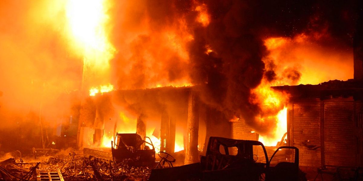 Aumenta a 70 el número de muertos tras incendio masivo en Dacca, Bangladés