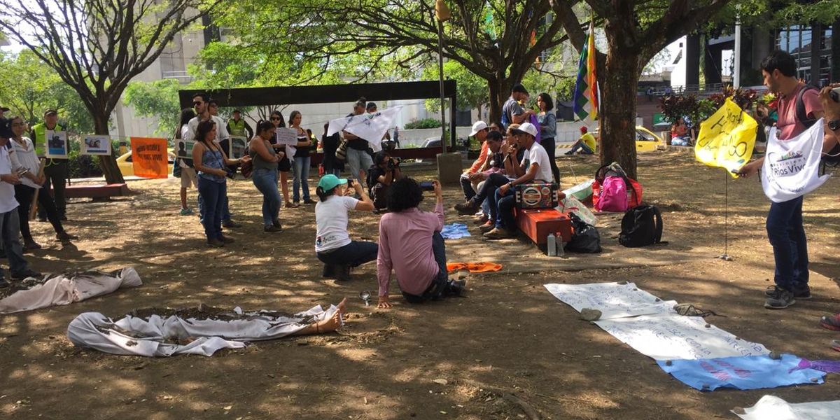 Con puesta en escena de los efectos de la sequía del río Cauca, comunidades afectadas pidieron desmonte de Hidroituango